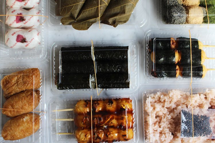 のりまきは1切80円。