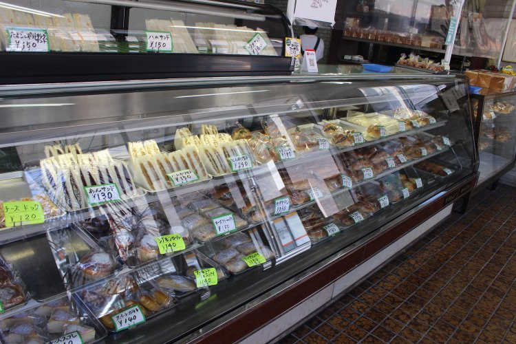 昼前には総菜パンがズラリと並ぶ。甘いものは午後から。