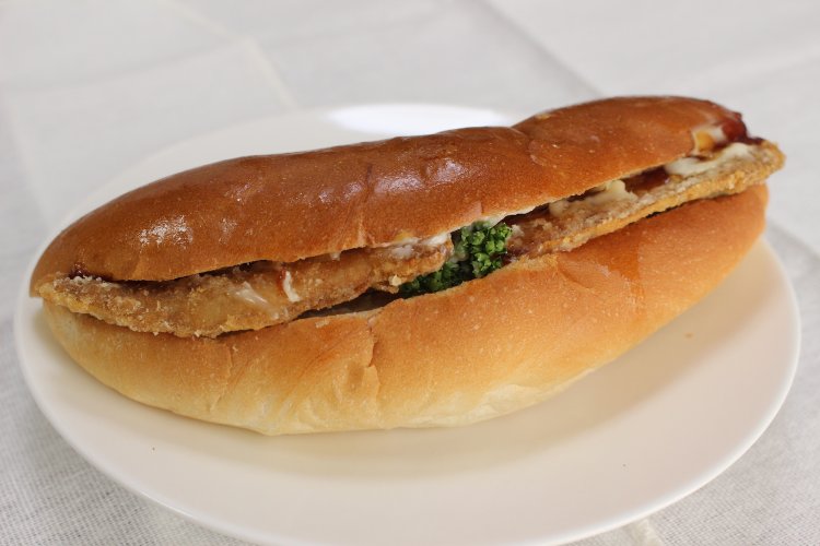 秋刀魚のほかに定番のコロッケやハンバーグなどの定番もある。