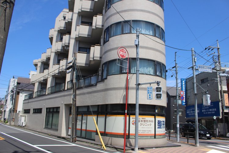 目の前のこの建物はかつてマーケットだった。