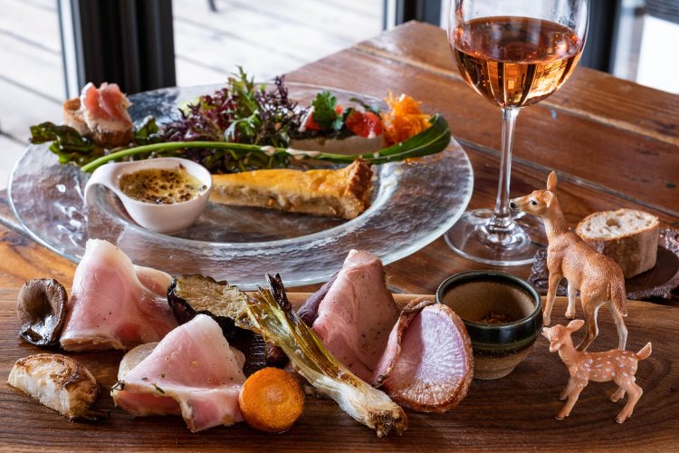 前菜や自家製ローストポークが食欲をそそる好事家コースの一例。