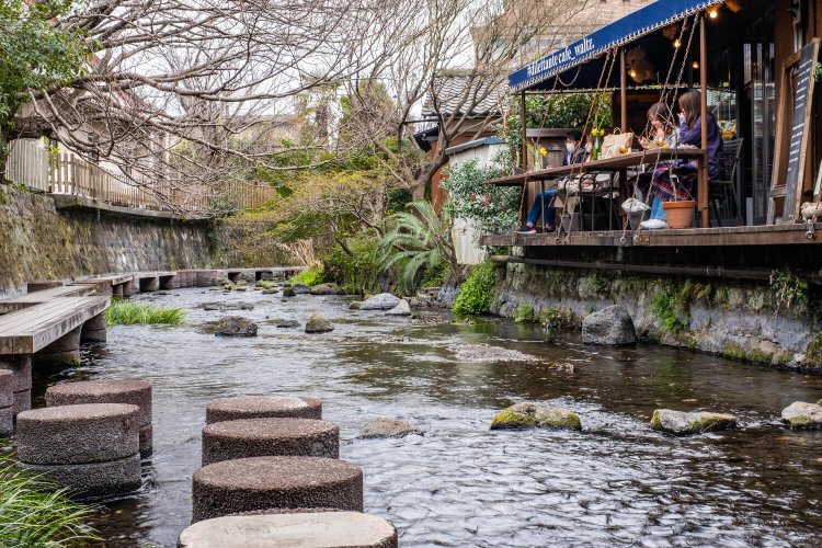 テラス席は源兵衛川と一体化したかのよう。予約してから訪れたい。