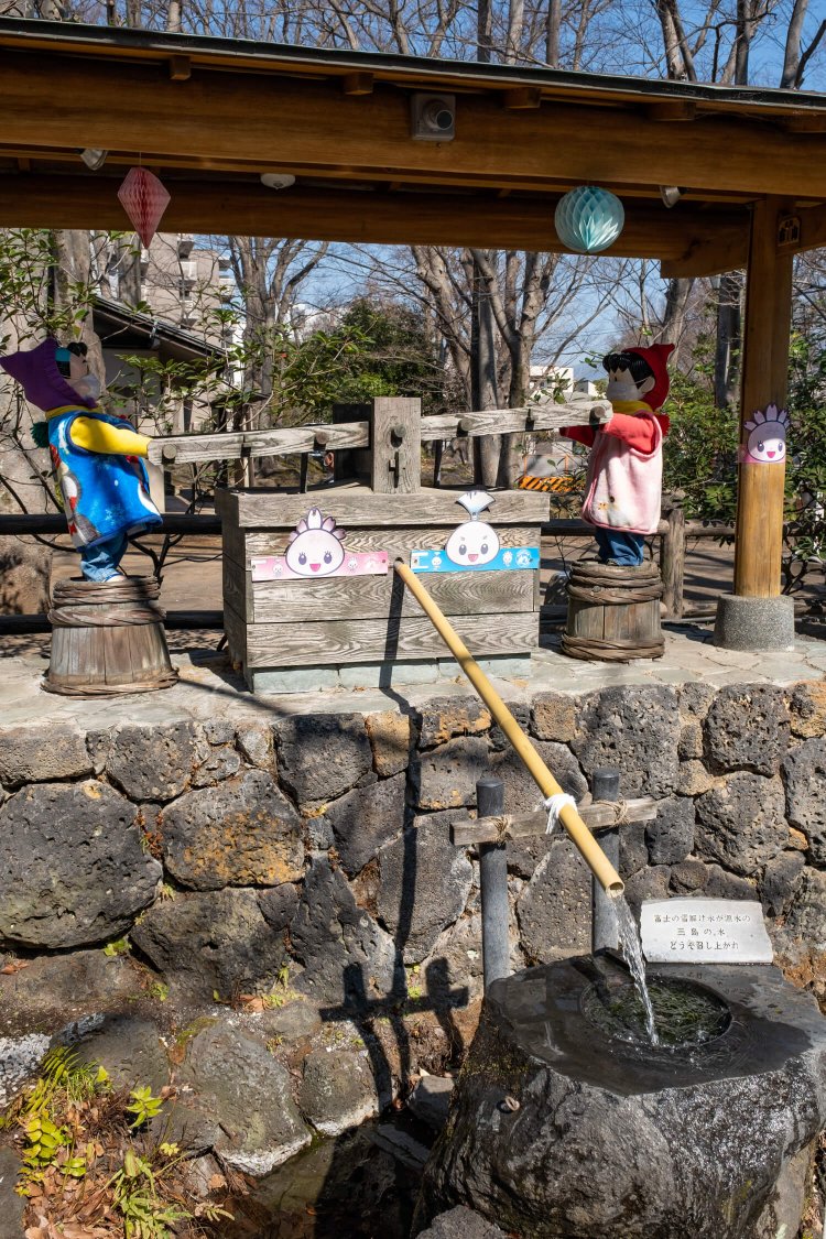 「よいしょ、よいしょ」の掛け声とともに清冽（れつ）な雪解け水が竹筒から出てくる。