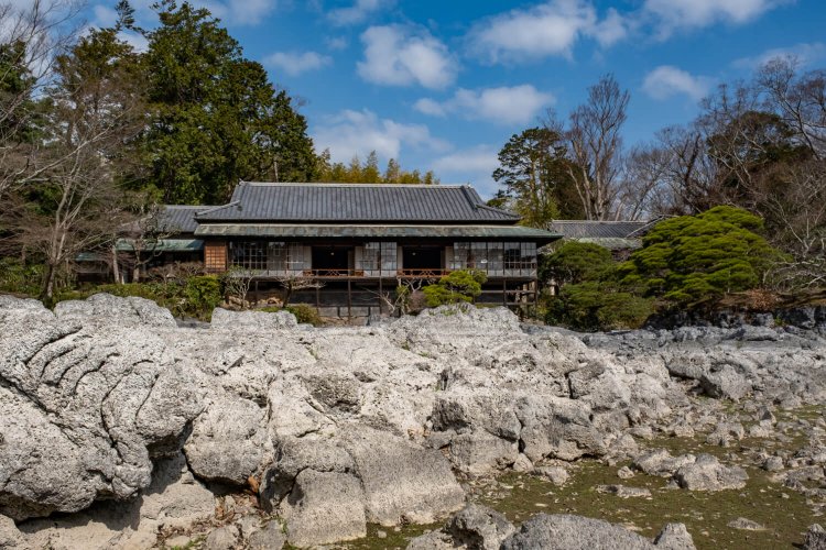 溶岩の様子があらわな渇水期の小浜池 （立ち入り不可）。