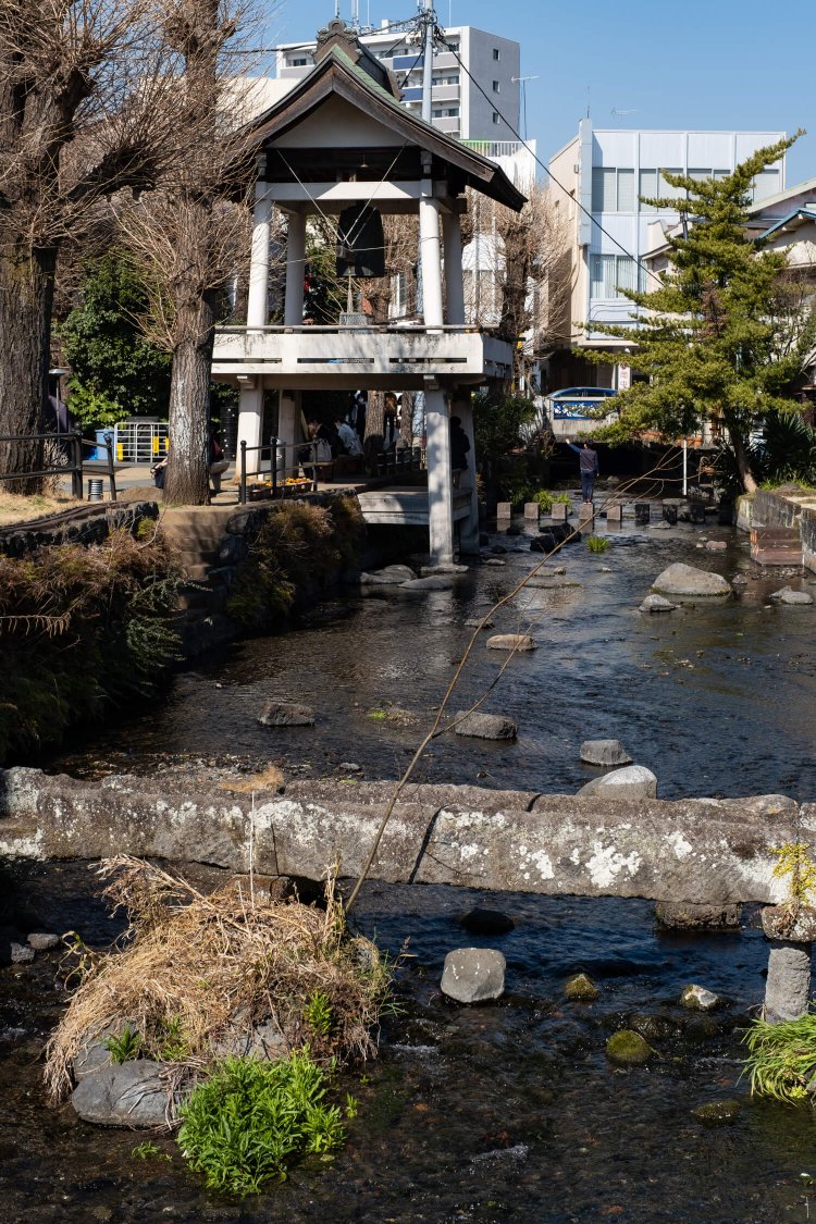 源兵衛川沿いの三石神社境内に立つ時の鐘。