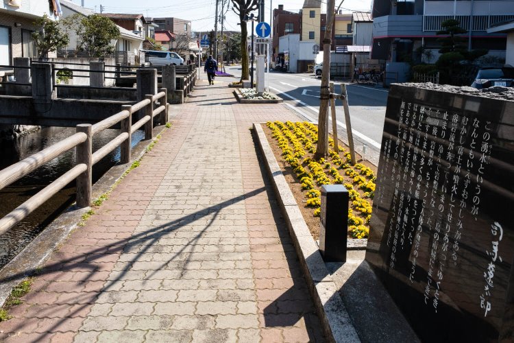 桜川沿いには三島ゆかりの文学者らの文学碑が点在。