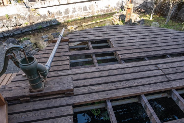 かつての生活用水の名残をとどめる雷井戸。マナーを守って訪れたい。