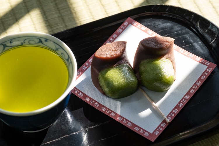 参拝後は境内の茶店に寄り、福太郎餅200円（お茶付き）で一服していこう。