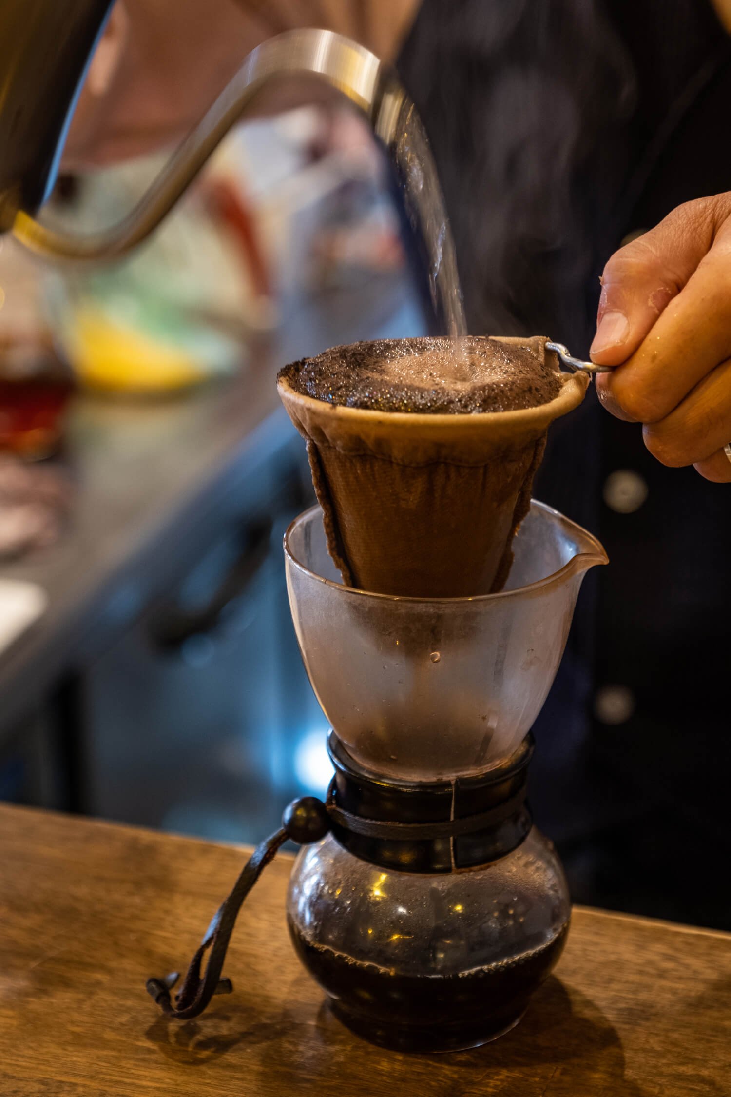 挽きたてのコーヒー豆をネルドリップで小気味よく淹れてもらえる。