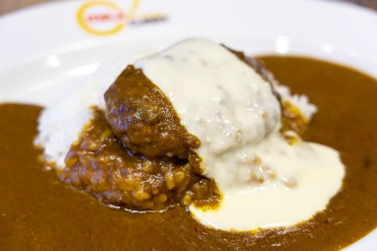 カレーとハンバーグのおいしさに、チーズフォンデューソースがコクとまろやかさをプラス。