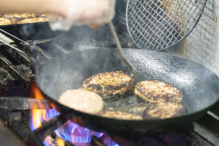 1つ1つ丁寧に焼き上げられていくハンバーグ。形も美しい。