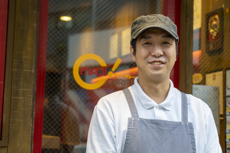 店長の下村さん。カレーは毎日、店舗で小麦粉を炒めるところから仕込んでいるとか。