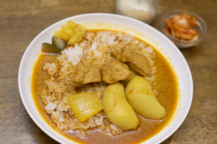 柔らかく煮込まれたチキンが目を引く。ジャガイモはメークイン。