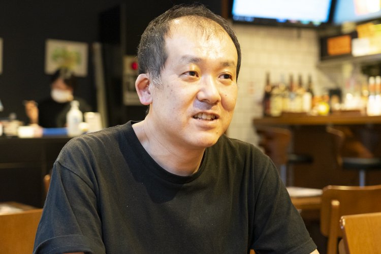 店主の福富充さん。福富さんの人柄に惹かれ、長年通い続ける人も多いという。