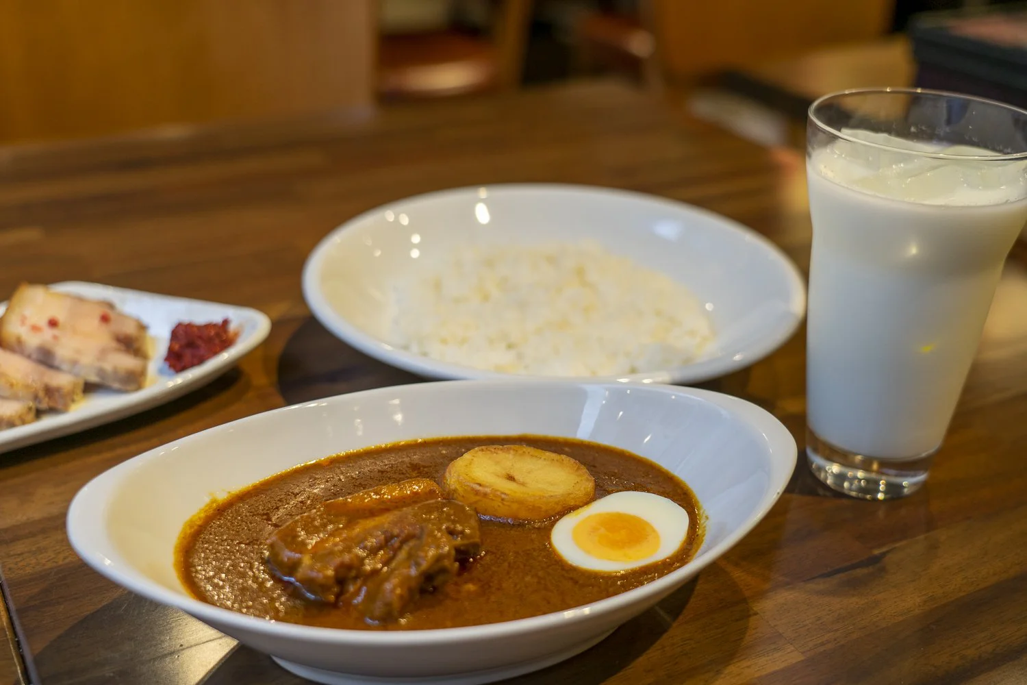 可愛い店名とは裏腹の ガツンとしたスパイシーさ カレー屋ばんび のカレーは 中毒性に要注意 さんたつ By 散歩の達人