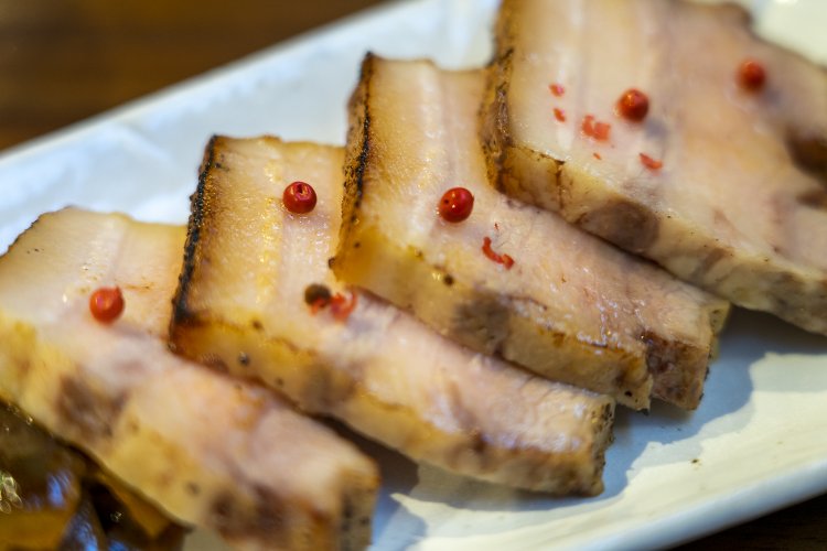 おつまみメニューにはポークだけでなくローストビーフも。