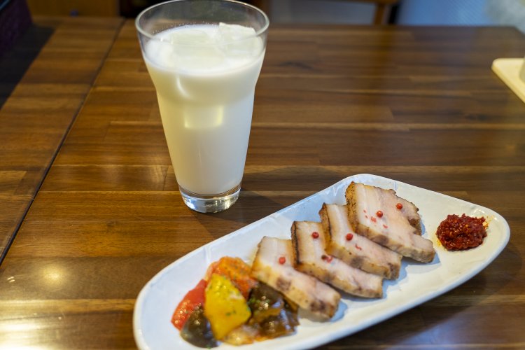 ローストポークハーフ500円と、ラッシーハイ550円。ラッシーハイはなかなか濃いので飲みすぎ注意！