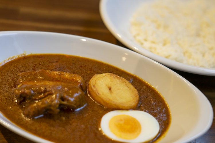 柔らかく茹でてから素揚げされたじゃがいもが、ばんびのカレーのポイント。
