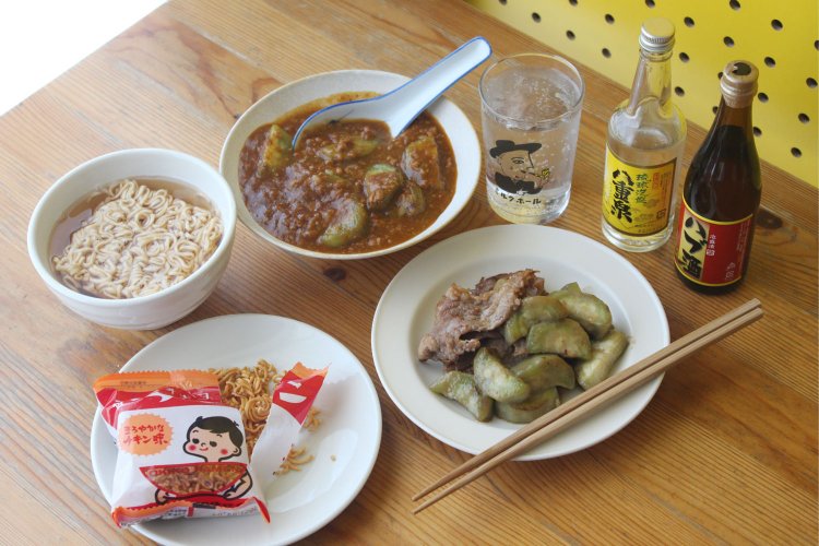 編集のシラタキがなぜかハブ酒を奢ってくれた。元気出して原稿を書けよというメッセージだろうか。