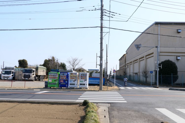 左奥の木立の部分が岡部藩陣屋跡。