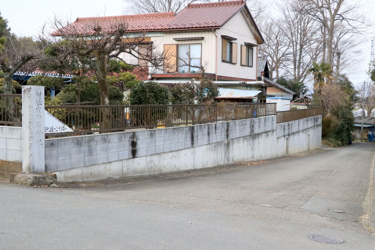 民家の柵に「旧中山道 → 上州方面へ」の文字。