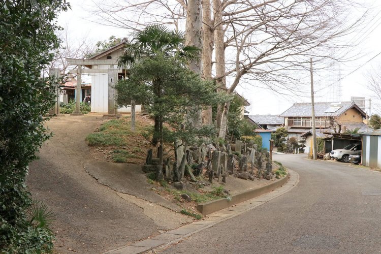 石造の鳥居を構えた八坂神社。
