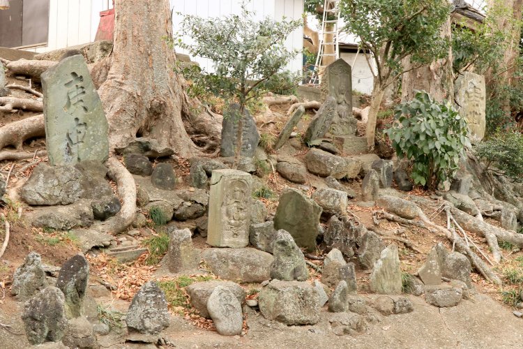 墓石のような石に仏様が彫られたものもある。
