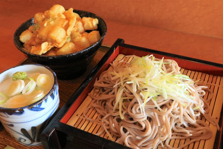 名産の深谷ねぎのそばとかき揚げ丼のセット。