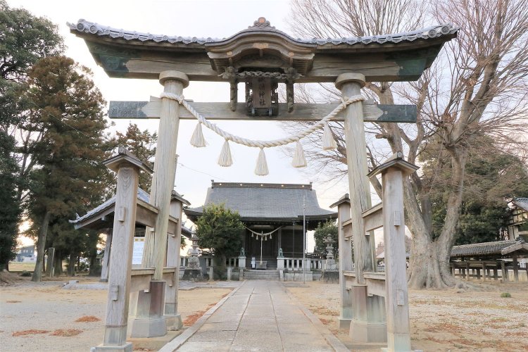 鳥居の奥に見えるのが拝殿。大正5年（1916）竣工。