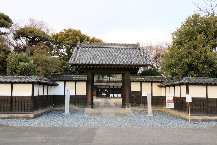 扉はケヤキの巨木から切り出した一枚板。