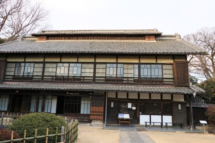 現在の主屋は明治28年（1895）築のもの。