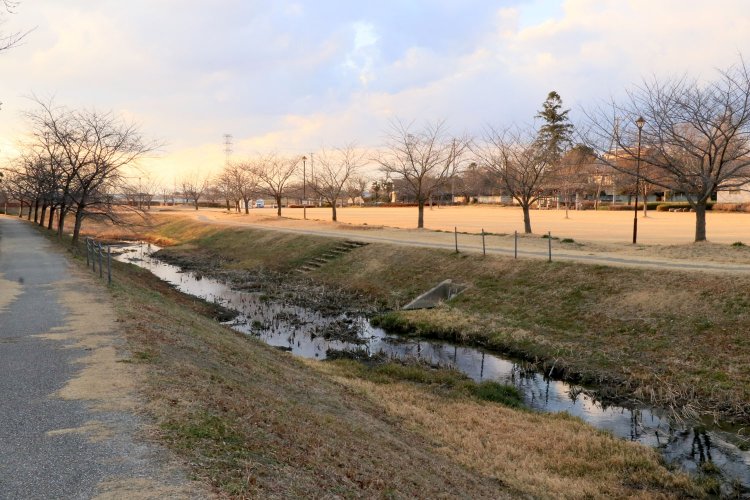 川沿いには遊歩道が整備されている。