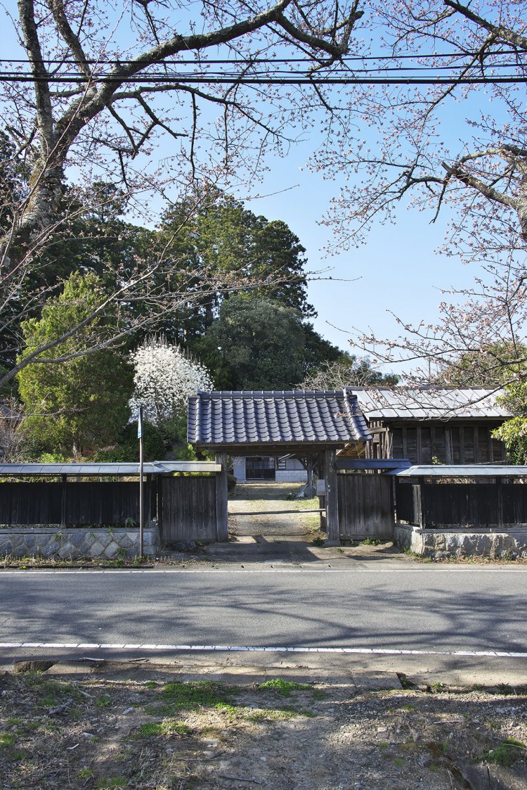 役場近くの「避難指示解除地域」には、昔ながらの集落や旧家がある。