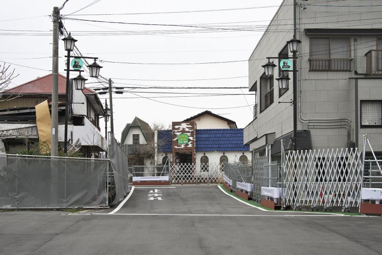 駅前商店街も柵で封じられていた。