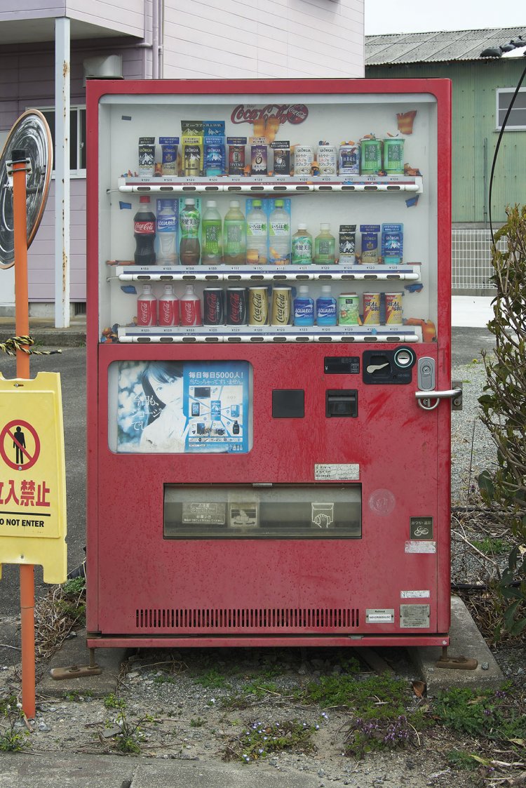 自動販売機も10年前の品揃えのまま。もちろん電源は入っていない。