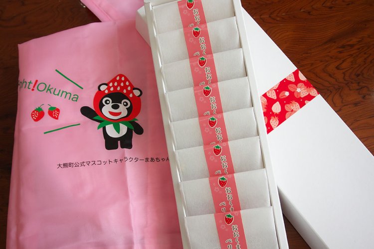 大熊町マスコットキャラクターまあちゃんと、町内産ドライイチゴ。