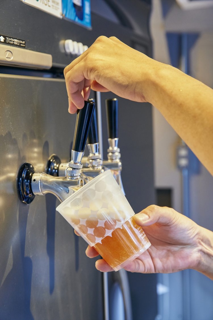 何度も使える写真のエコカップ350円や、通常のプラカップ50円を買い、生ビールを注いでもらう。