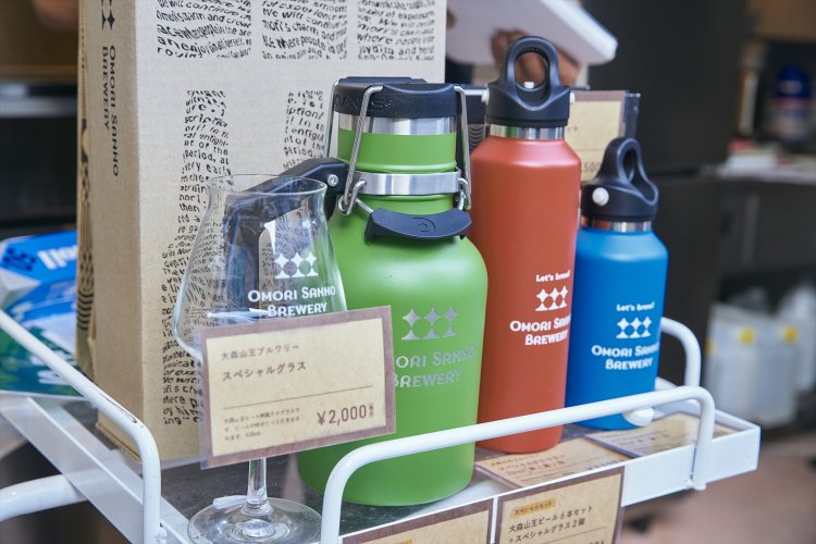 生を注いで持ち帰れる容器 ･グラウラーも販売。