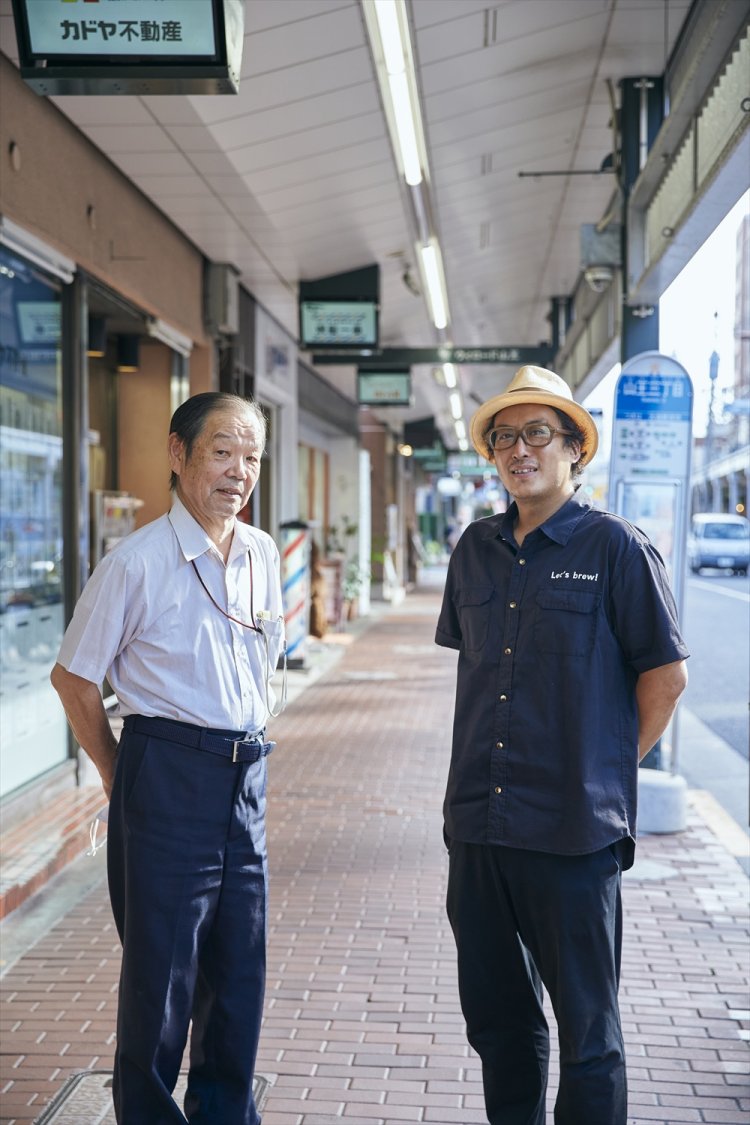 「この駐輪場スペースを借りられるよう取り計らっていただくなど、商店会理事長の佐藤さん（左）にはお世話になりっぱなしです」と町田さん。