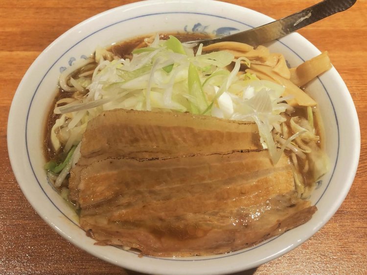 じとっこ醤油ラーメン730円。ほんのり甘い醤油スープ。