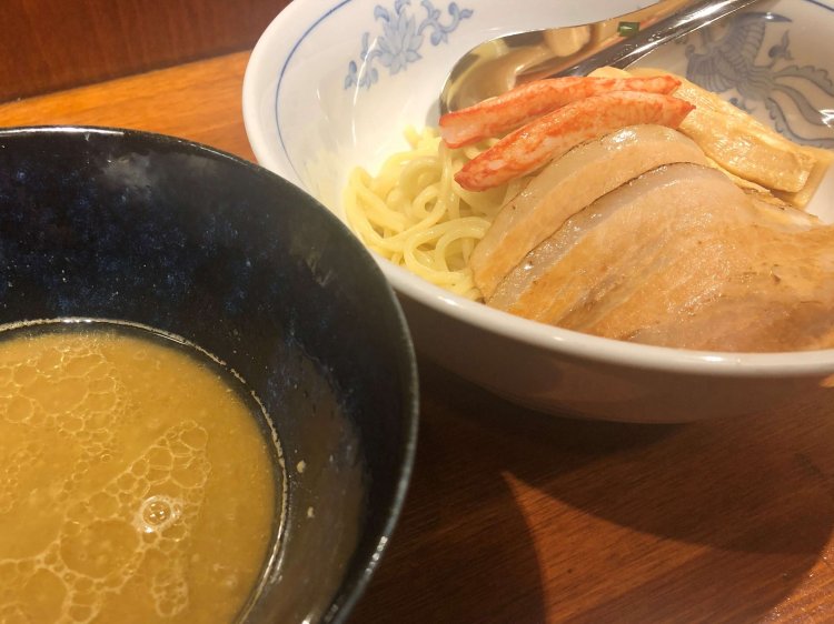 食欲がそそられるいい香り。濃厚かにみそつけめん980円。