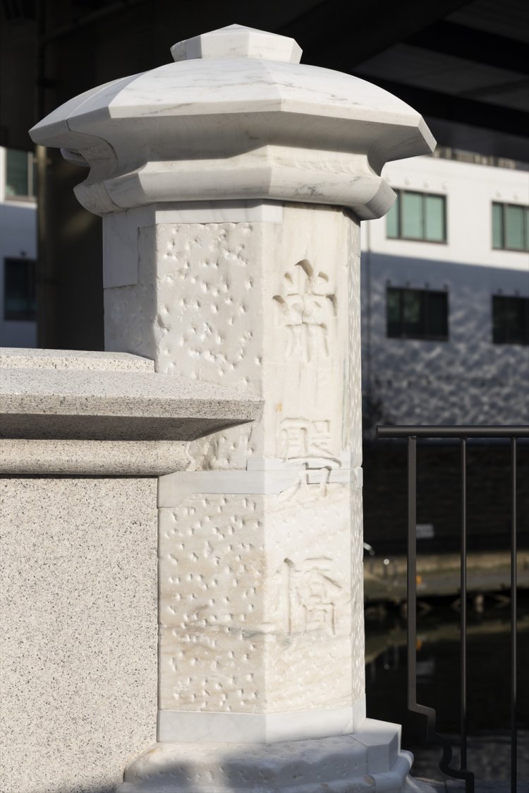 茨城産大理石の親柱は往時のもの。ボコボコ穴は昭和の大改修時の加工跡。
