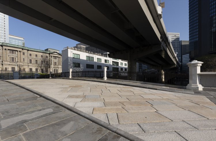 昭和9年（1934）の大改修時に馬車道と歩道の石が混在したが元に戻された。