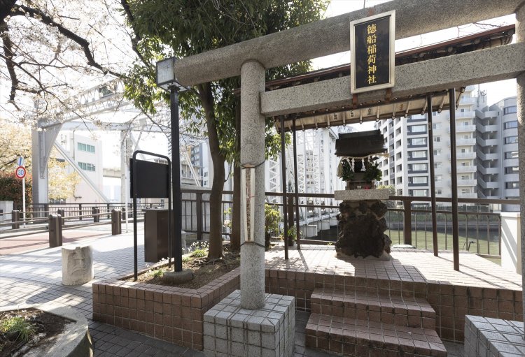 戦後に復活した元越前松平家下屋敷内の稲荷。