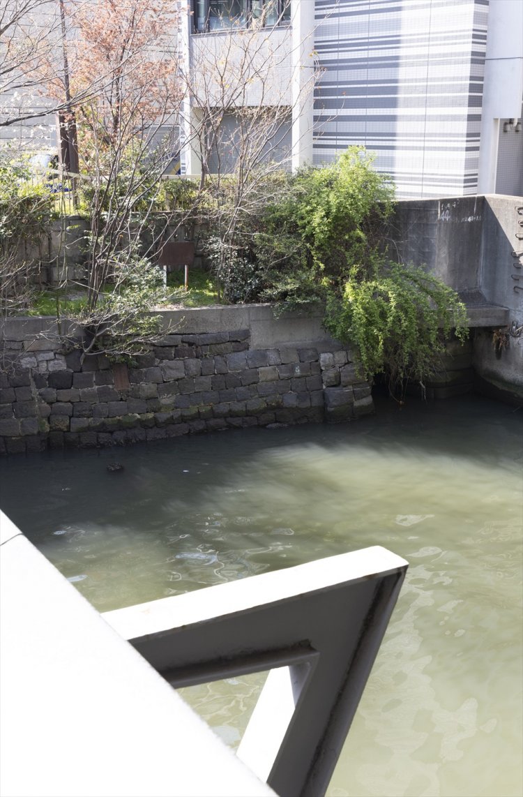 鎧の渡し船が往来した頃を彷彿する石積み。