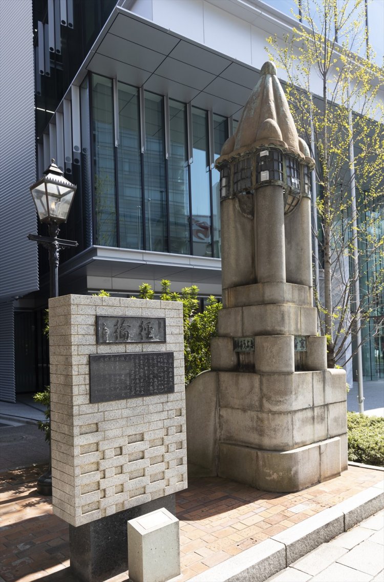 大正期の親柱はガス灯と並び立つアール・デコ風。