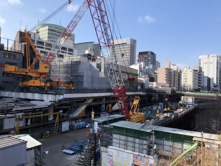 大規模リニューアル工事中のJR御茶ノ水駅と外堀。