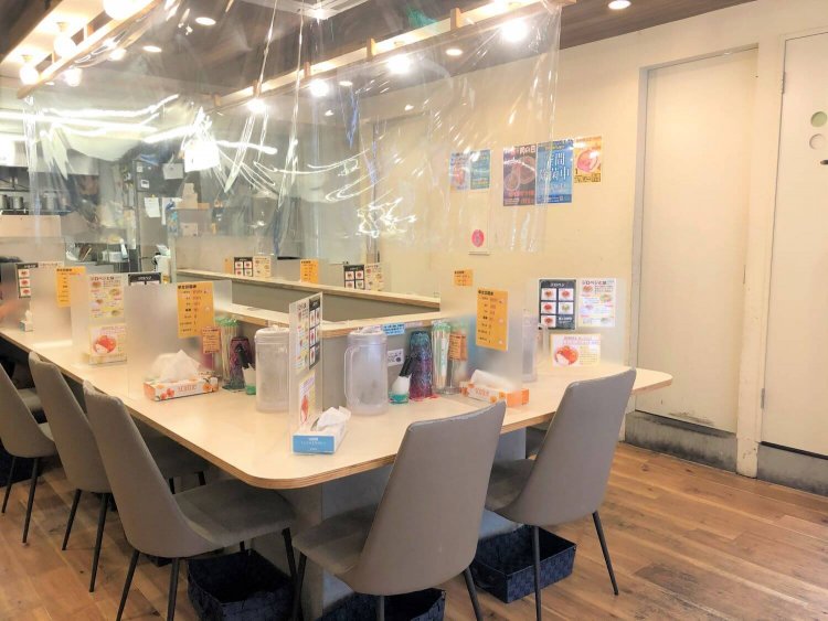 コの字型の白いカウンター印象的。