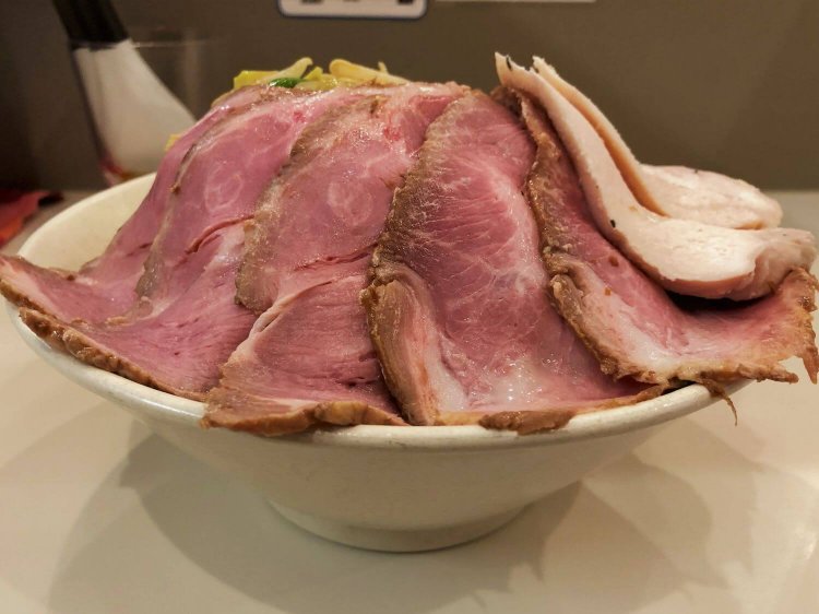 はみ出る肉。野菜も山盛り。上から見ても麺は見えません。