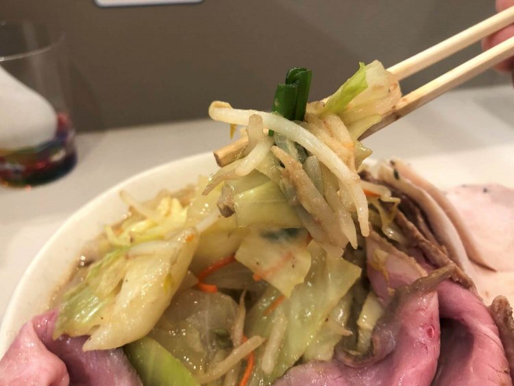 ラーメンを食べる罪悪感を打ち消してくれるたっぷりの野菜。